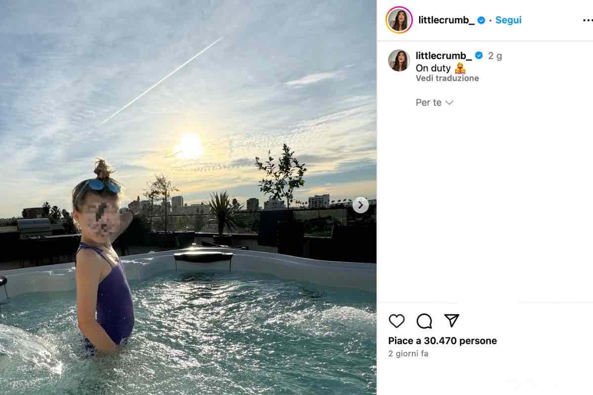 La figlia di Elisabetta Canalis in piscina 